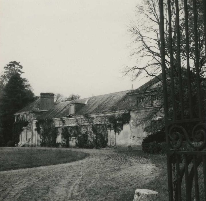 Château de Pully : Communs, aile est, façade ouest, vue générale