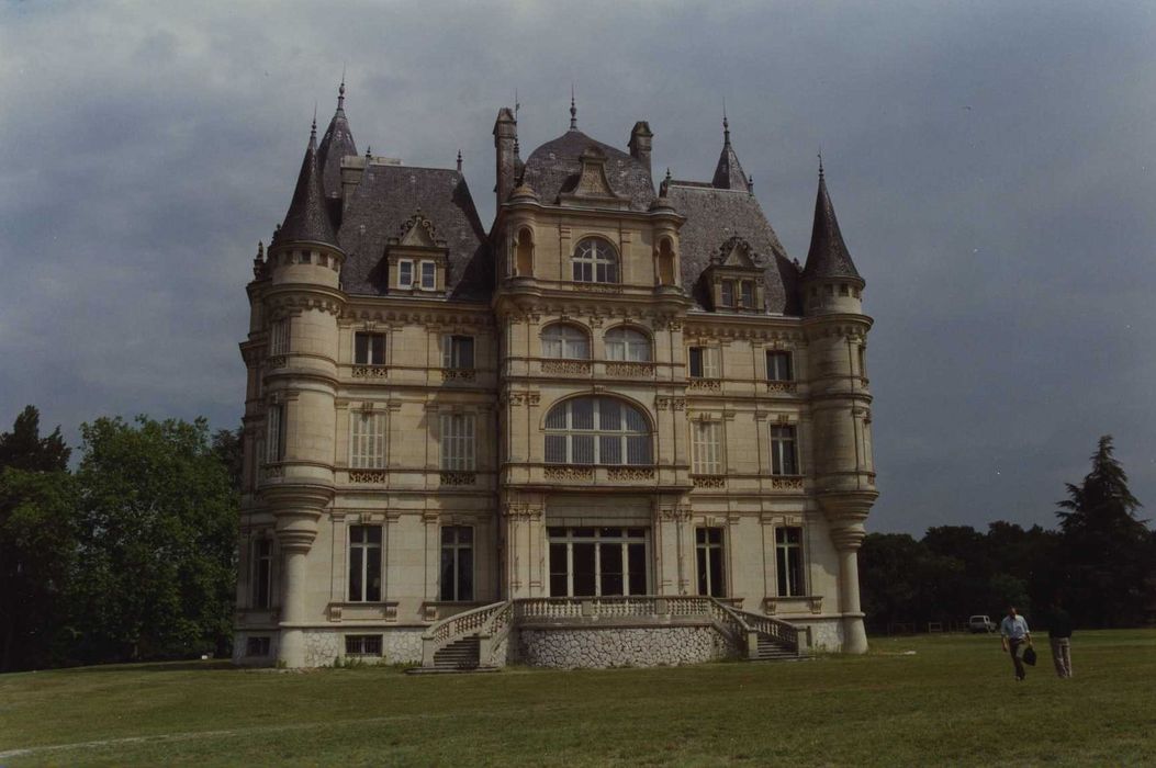 Château de Bon-Hôtel : Façade sud, vue générale