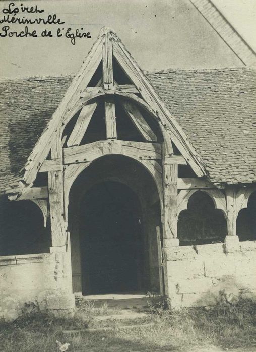 Eglise Saint-Aignan : Porche occidental, vue partielle