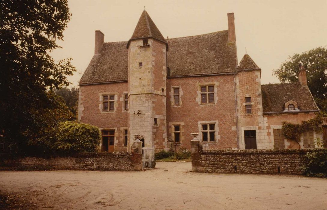 Château : Façade est, vue générale