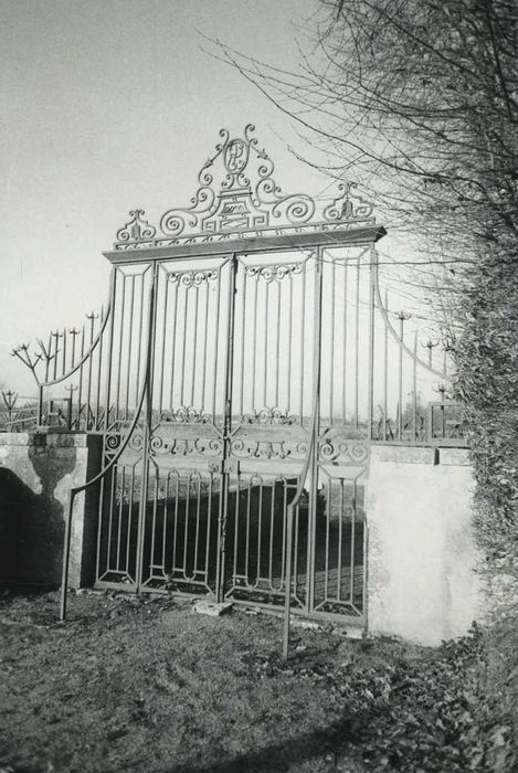 Château du Rondon : Une des grilles d’accès non localisée, vue générale