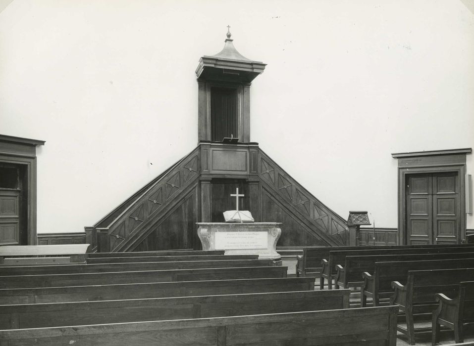 Temple de l'Eglise réformée : Chaire à prêcher, vue générale