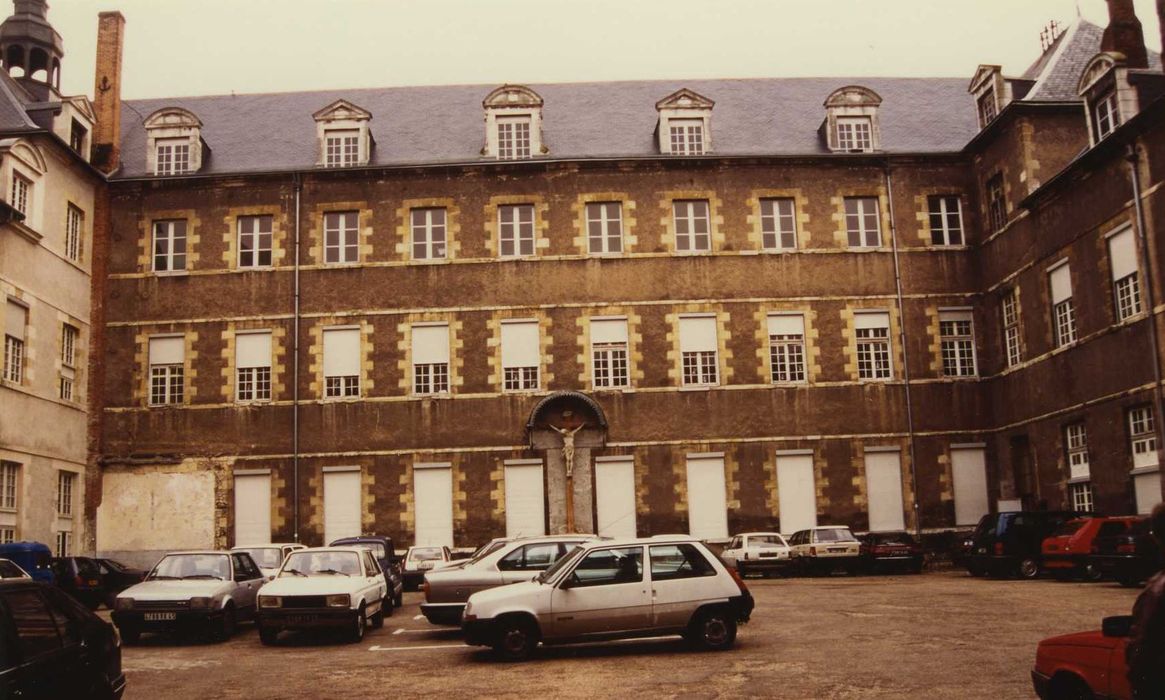 Centre hospitalier régional d'Orléans, dit Hôpital général d'Orléans : Bâtiment sud, façade antérieure, partie ouest, vue générale