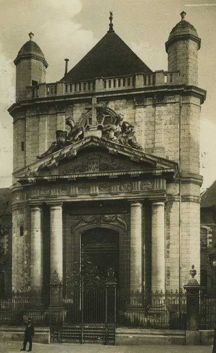 Centre hospitalier régional d'Orléans, dit Hôpital général d'Orléans : Chapelle, façade occidentale