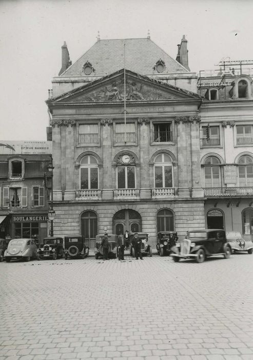 Chambre de Commerce : Façade sur rue, vue générale