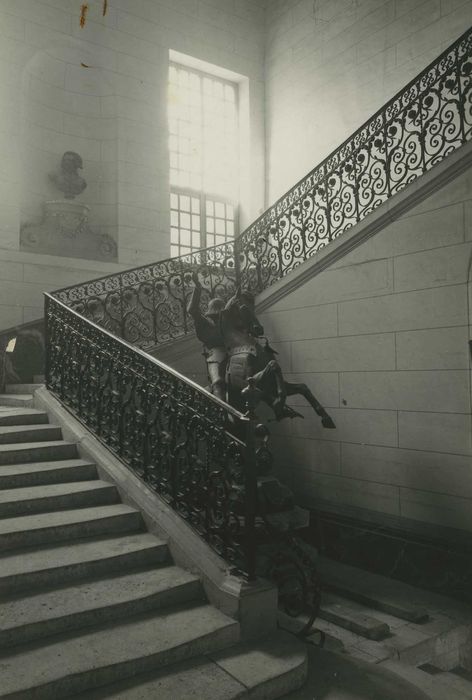 Ancien évêché, puis bibliothèque municipale, actuellement annexe de la médiathèque : Escalier d’honneur, vue générale