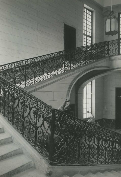 Ancien évêché, puis bibliothèque municipale, actuellement annexe de la médiathèque : Escalier d’honneur, vue générale