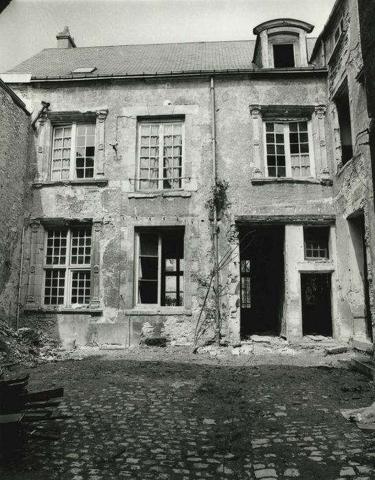 Ancienne maison canoniale : Cour intérieure, façade sur cour, vue générale