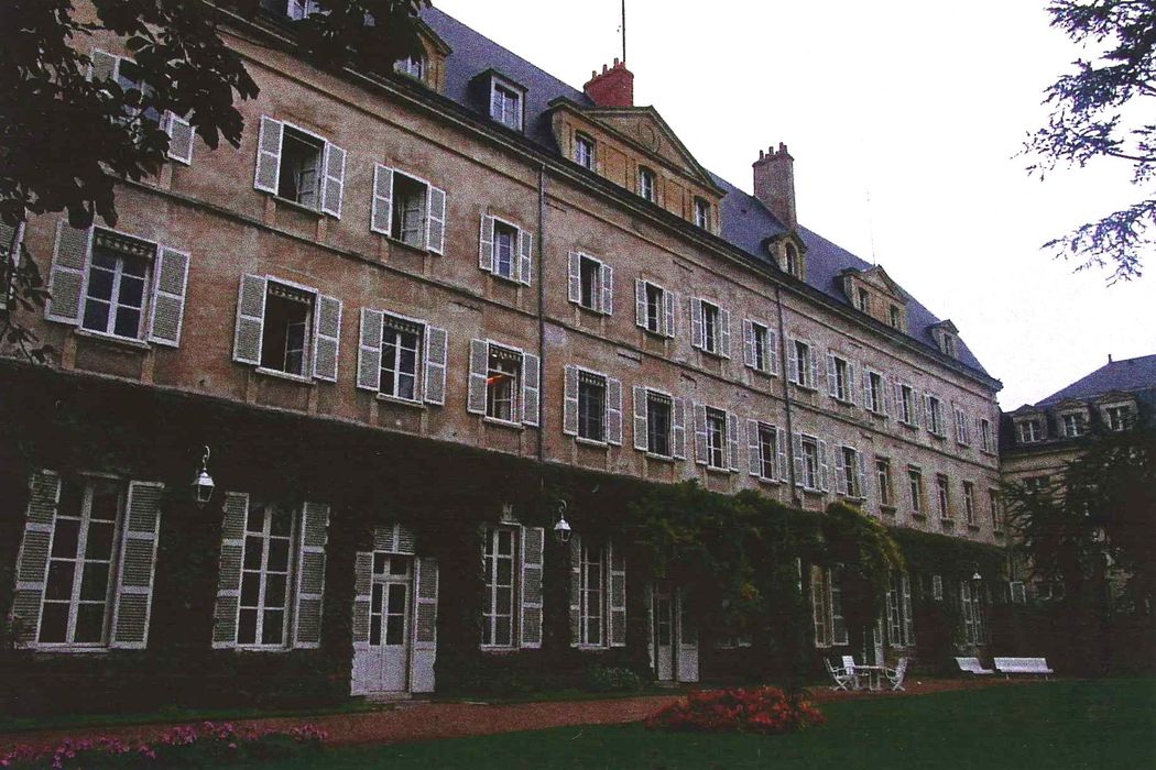 Ancienne abbaye Notre-Dame de Bonne-Nouvelle, actuellement préfecture de région : Façade sud, vue générale