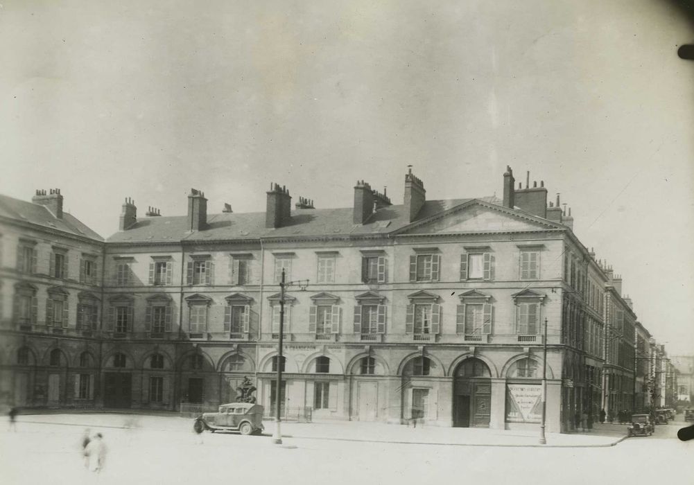 Maisons : Vue générale des façades sur la place