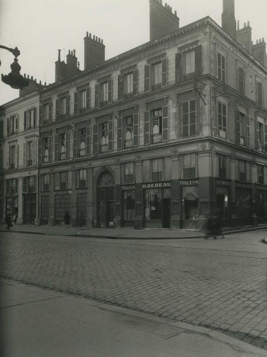 Immeuble : Façade sur rue, vue partielle