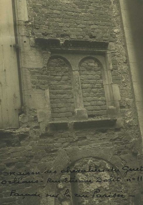 Maison dite des Chevaliers du Guet : Façade sur rue, détail d’une ancienne baie