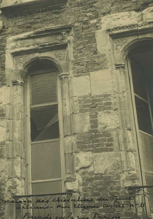 Maison dite des Chevaliers du Guet : Façade sur rue, détail d’une baie