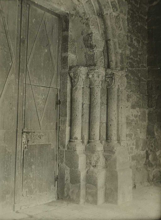 Eglise Saint-Aignan : Portail occidental, vue partielle