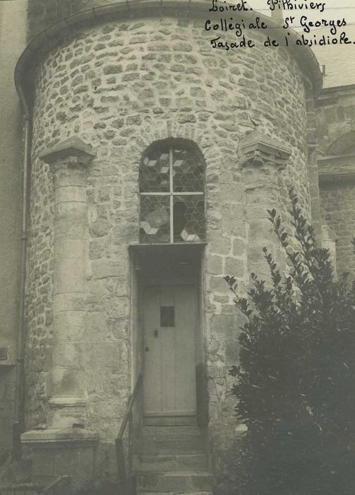 Restes de l'ancienne collégiale Saint-Georges : Absidiole, vue générale