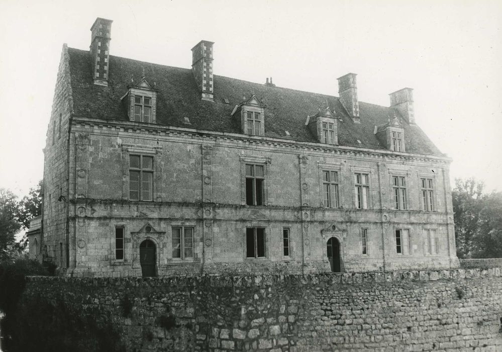 Château de Cormes : Façade est, vue générale