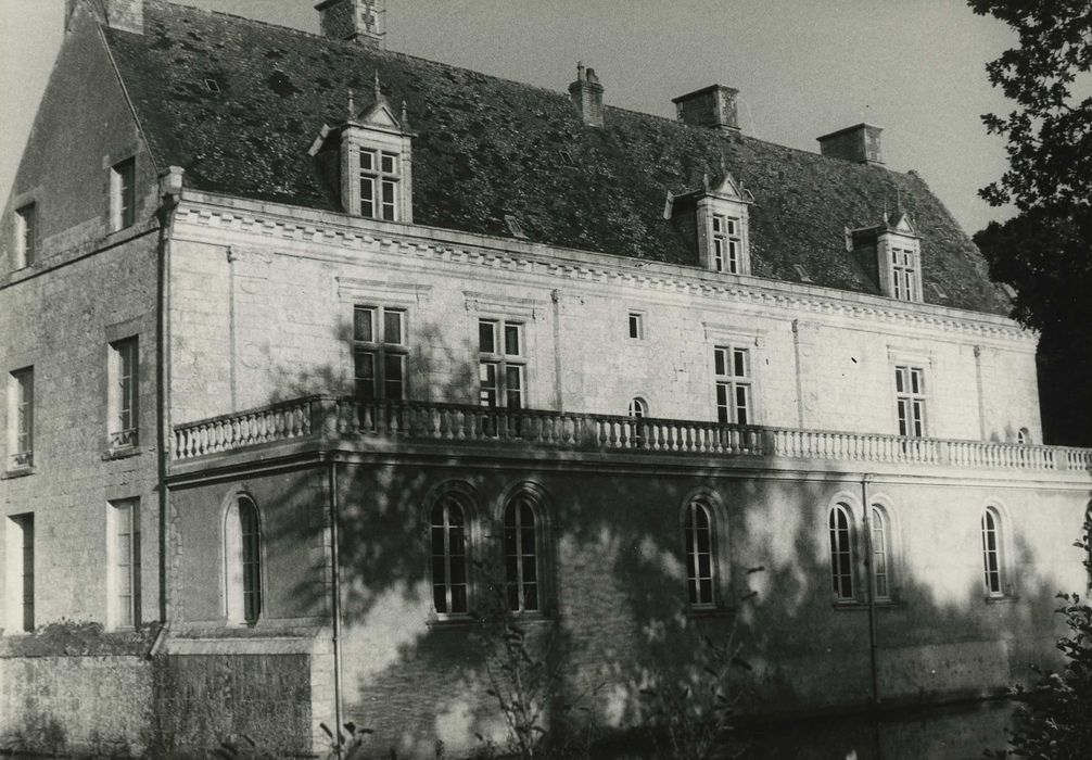 Château de Cormes : Façades nord et ouest, vue générale