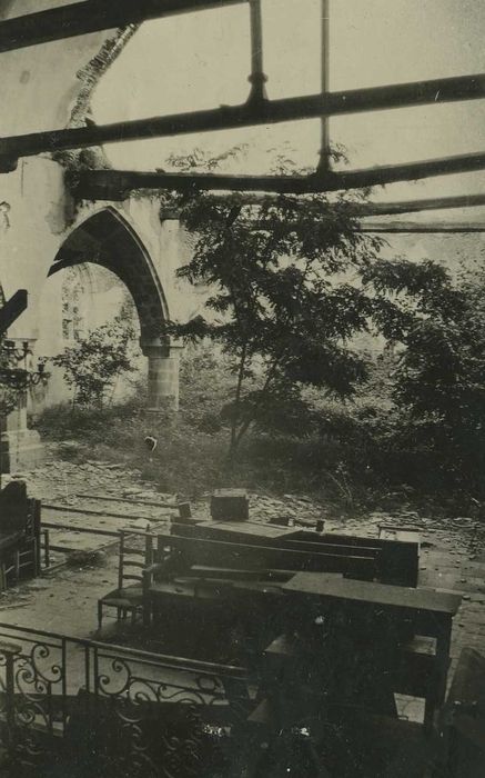 Eglise Saint-Maurice : Nef ruinée, vue partielle