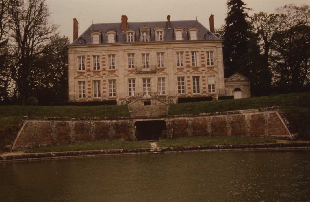 Domaine de La Porte (également sur commune de Saint-Cyr-en-Val) : Façade nord, vue générale