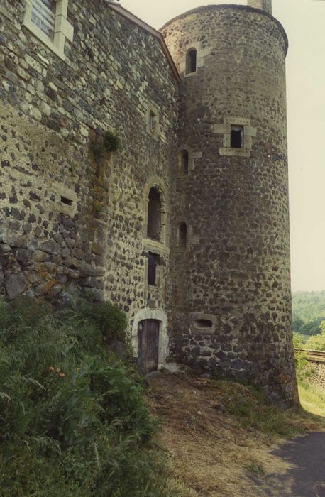 Château et son enceinte : Courtine ouest, tour sud-ouest, vue partielle