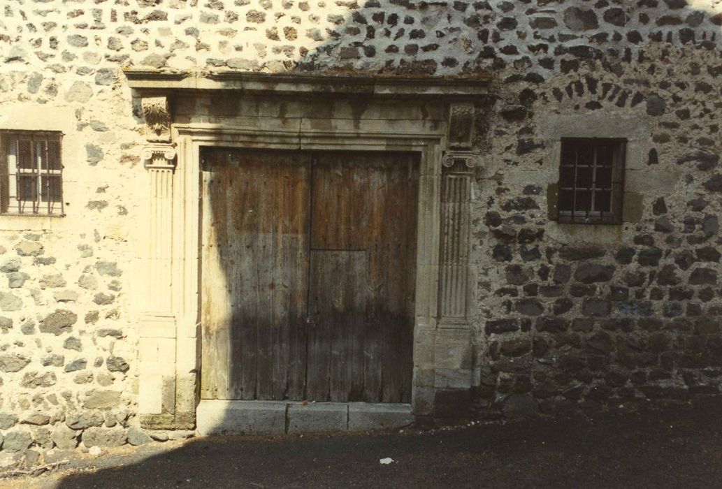 Château et son enceinte : Portail réemployé dans la courtine est, vue générale