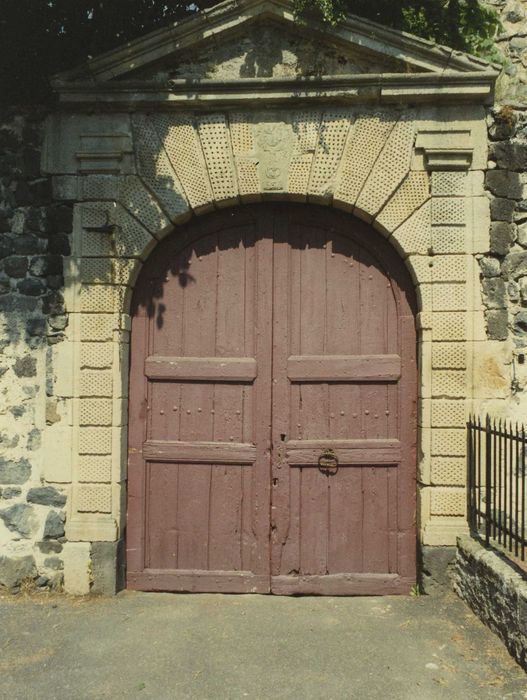 Château et son enceinte : Portail d’accès est, vue générale