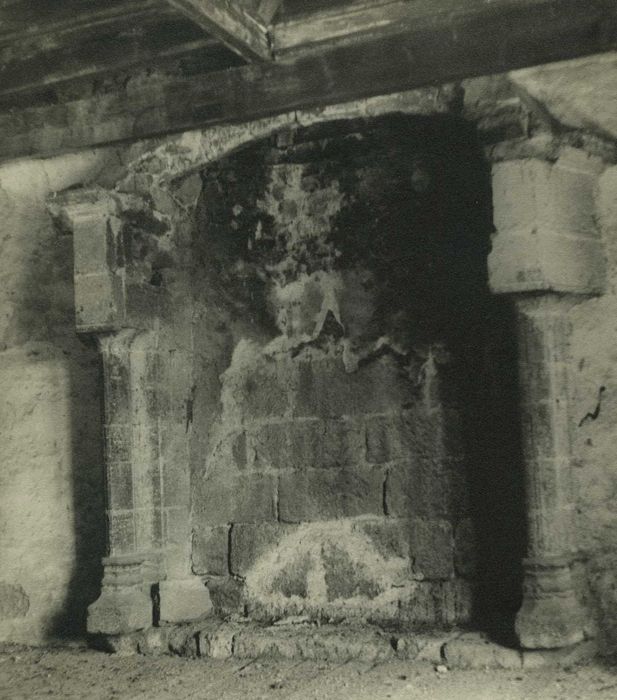 Château et son enceinte : 2ème étage, cheminée monumentale, vue générale