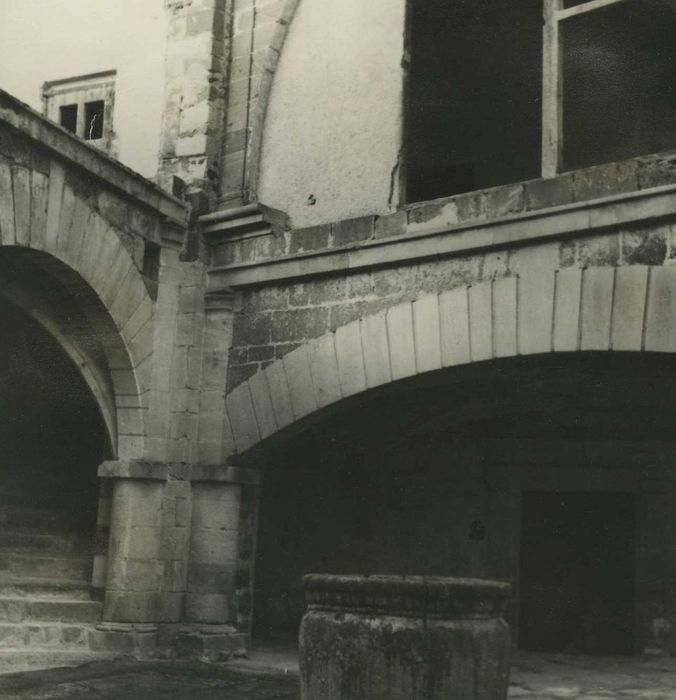 Château et son enceinte : Cour intérieure, façade est, vue partielle