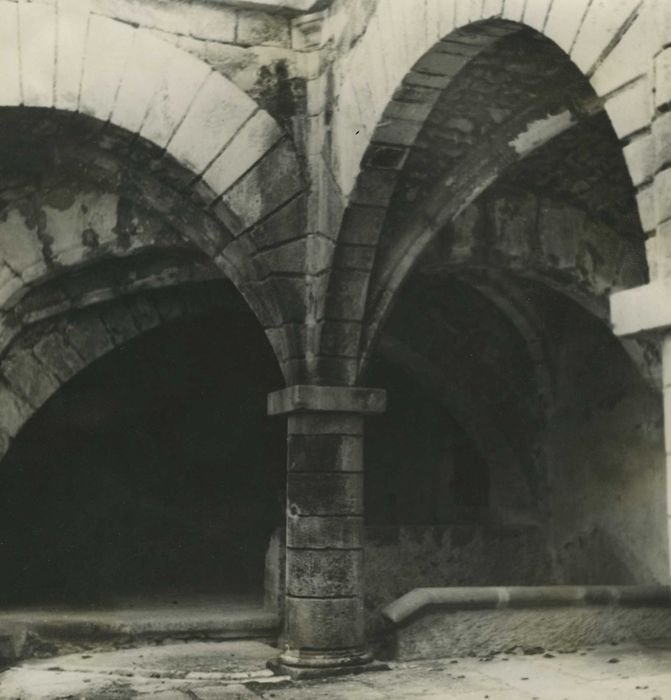 Château et son enceinte : Cour intérieure, façade nord, vue partielle