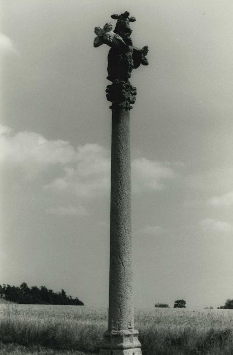 Croix en pierre : Vue partielle