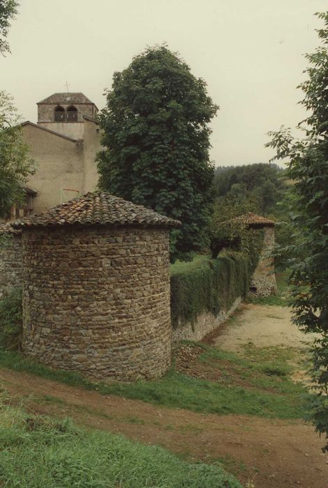 Eglise Saint-Jean-Baptiste : Enceinte ouest de l’ancien prieuré, vue générale