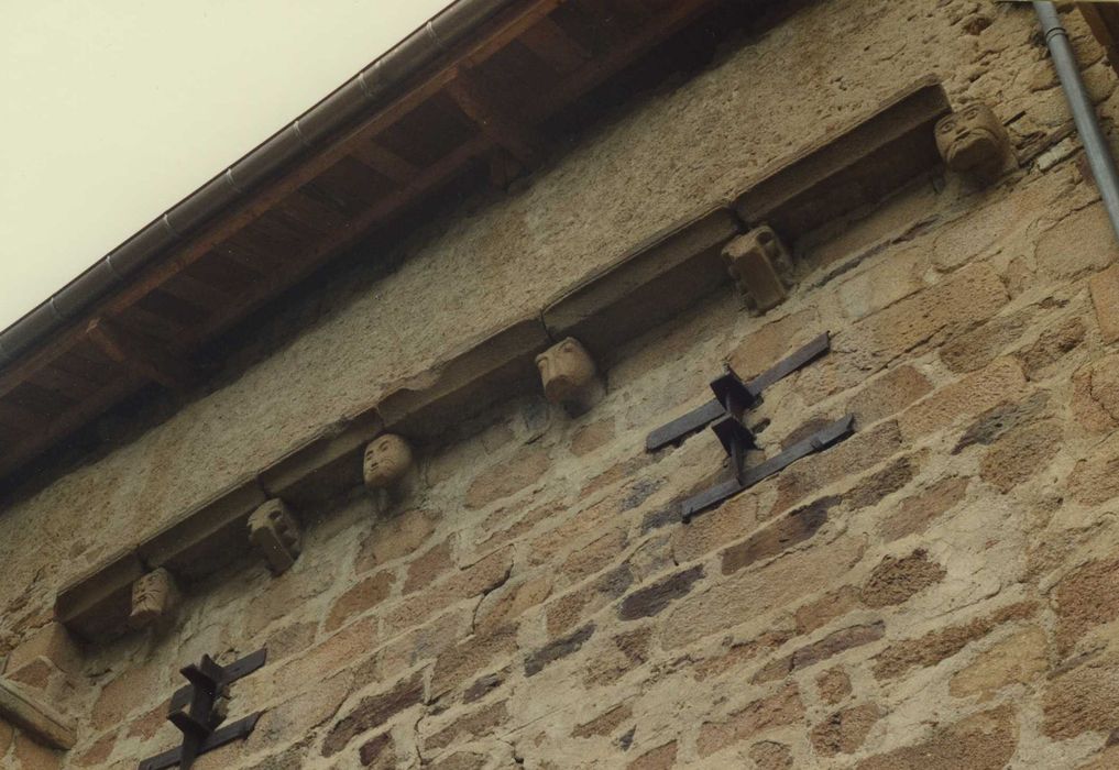 Eglise Saint-Jean-Baptiste : Façade latérale ouest, détail de la corniche à modillons