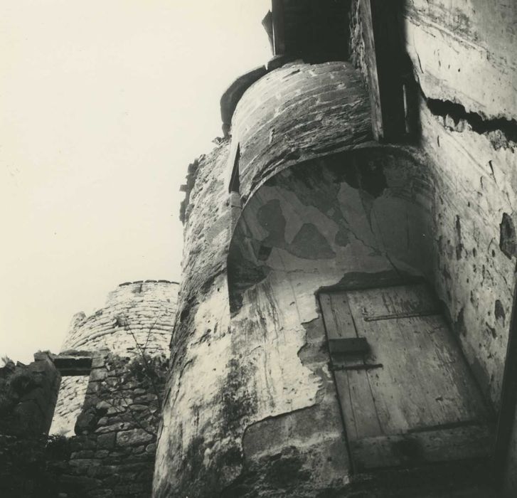 Château de Mercoeur : Cour intérieure, vue partielle des façades