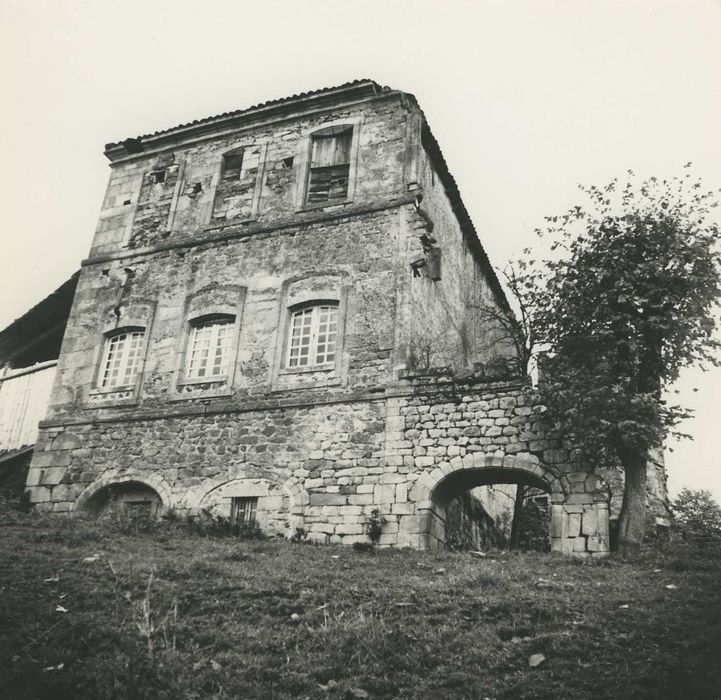 Château de Mercoeur : Maison du XVIIIe siècle, façade est, vue générale