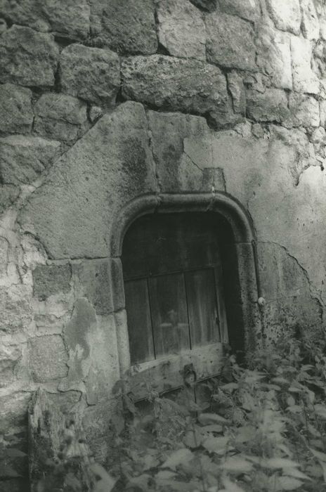 Château de Soubreys : Cour intérieure, porte d’accès nord au logis, vue générale