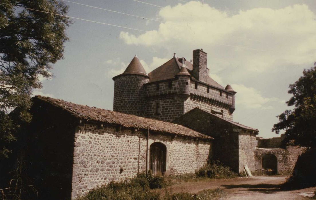 Château d'Ombret : Ensemble nord-ouest, vue générale