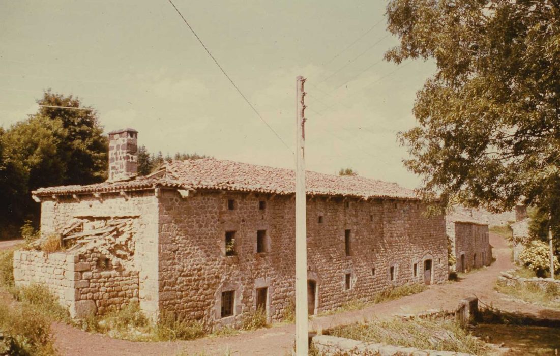 Château d'Ombret : Ferme du château, ensemble sud-est, vue générale