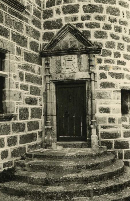 Château d'Ombret : Façade est, porte d’accès au logis, vue générale