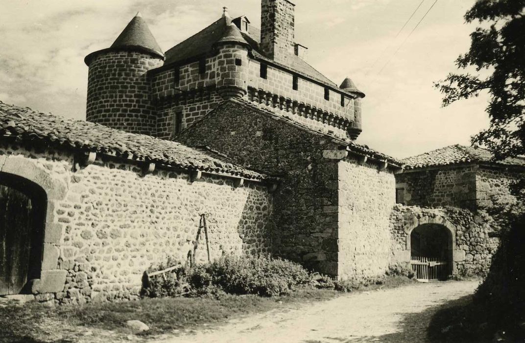 Château d'Ombret : Ensemble nord-ouest, vue générale