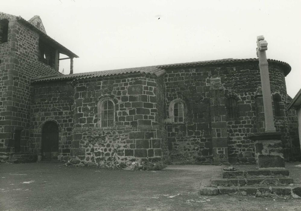 Eglise Sainte-Anne : Façade latérale nord, vue générale