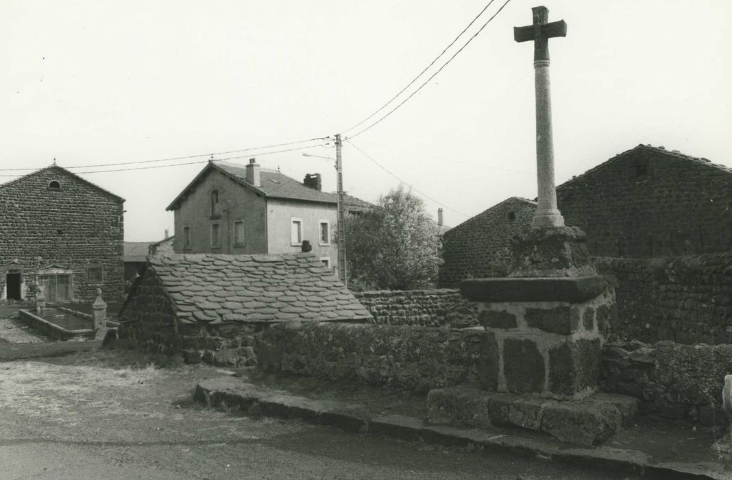 Oratoire Sainte-Anne : Vue d’ensemble depuis le sud (abreuvoir, fontaine), croix