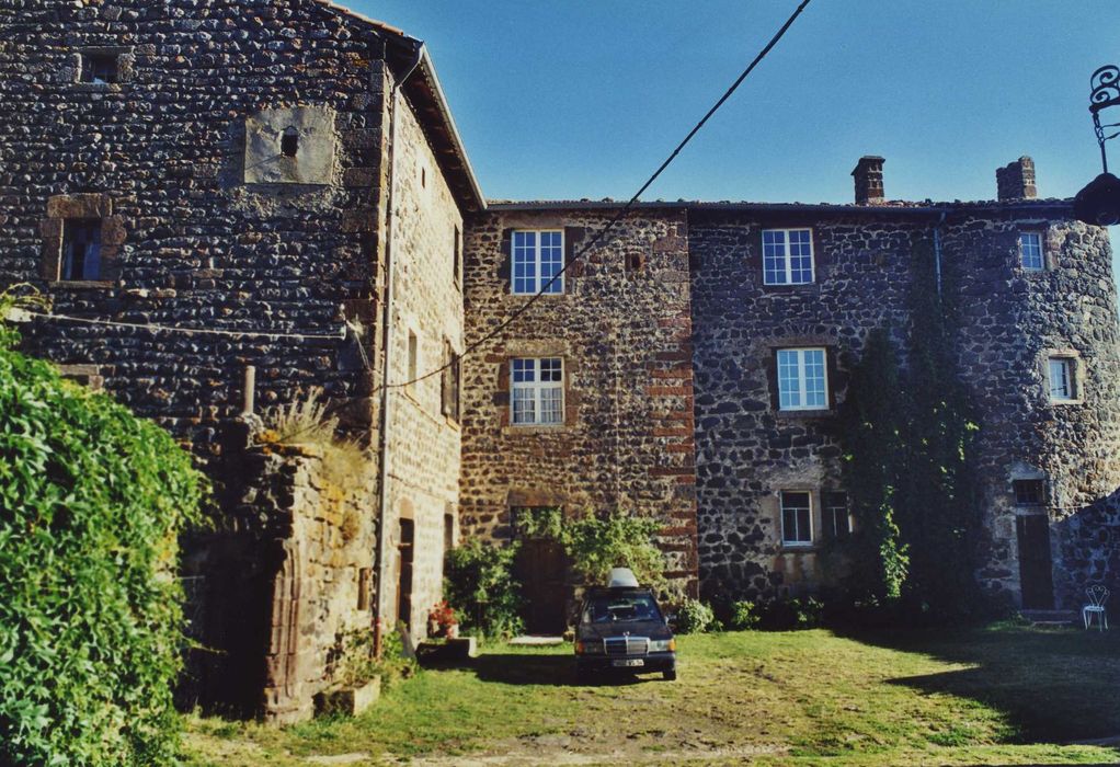 Château de Séneujols : Ailes nord et ouest, façades sud et est, vue générale