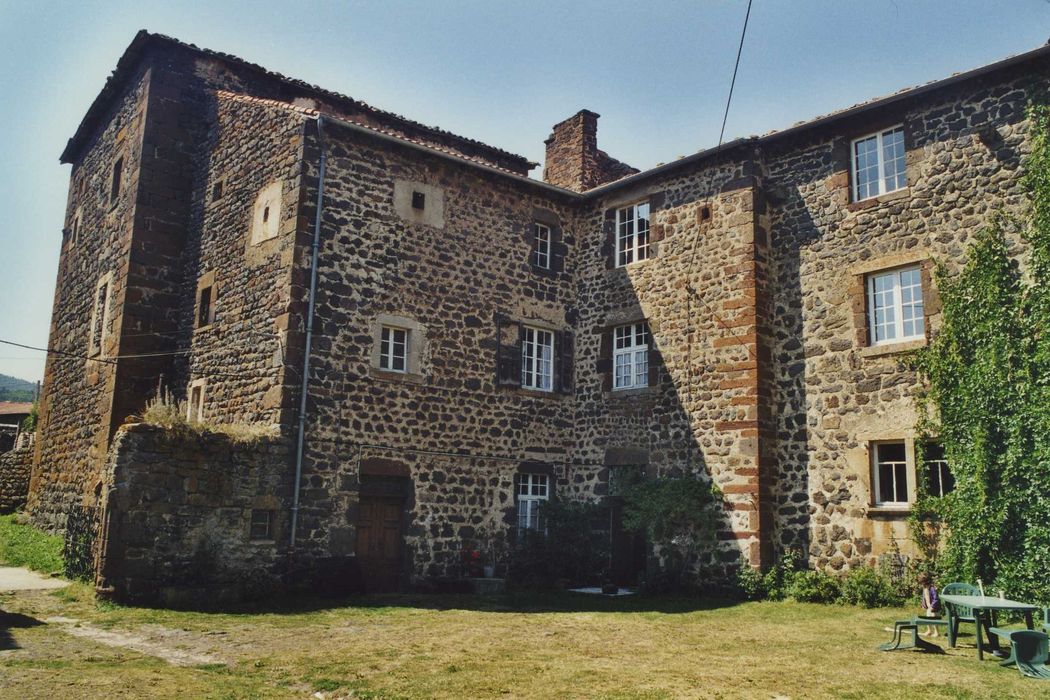 Château de Séneujols : Ailes nord et ouest, façades sud et est, vue partielle