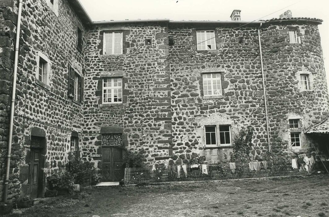 Château de Séneujols : Ailes nord et ouest, façades sud et est, vue générale