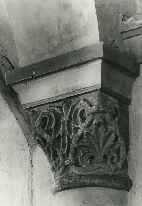 Eglise Saint-Jean-Baptiste : Chapelle sud, détail d’un chapiteau