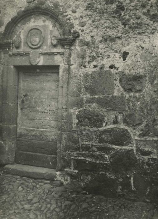 Maison : Porte d’accès au logis, vue générale