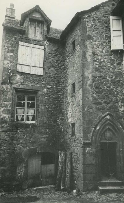 Maison : Porte d’accès sur rue, vue générale