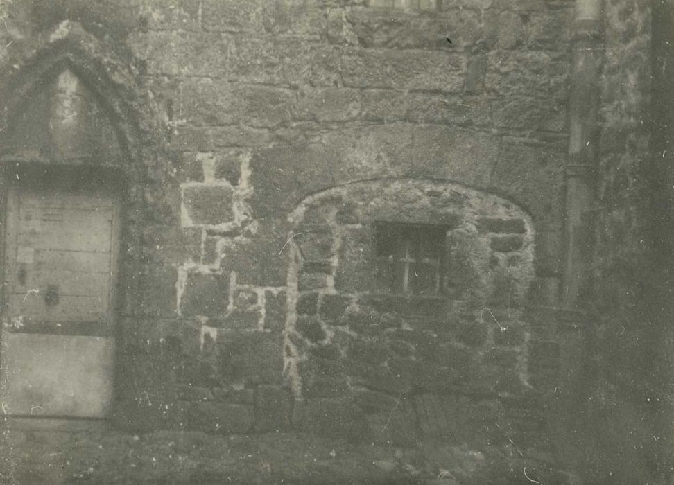 Maison : Façade sur rue, vue partielle