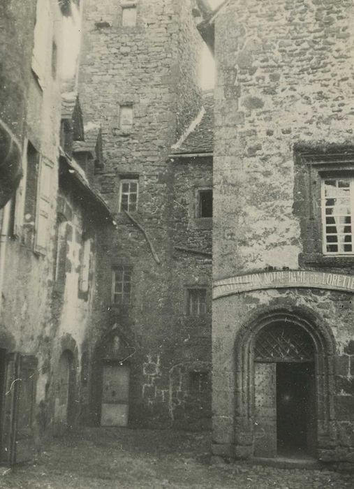 Maison : Façade sur rue, vue partielle