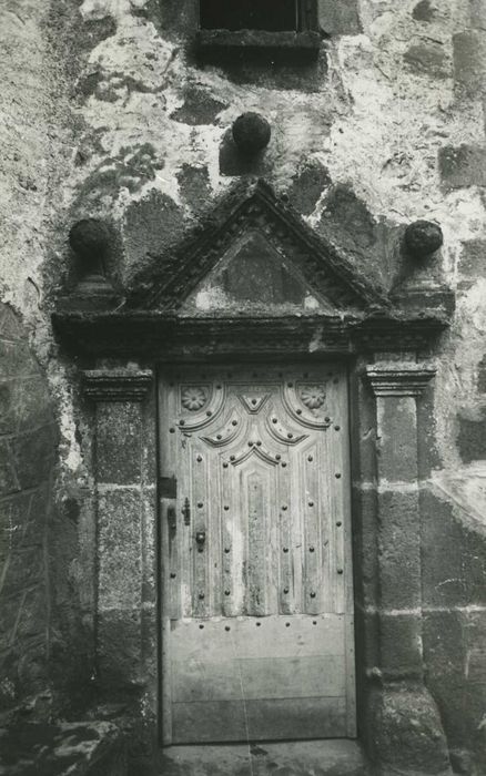 Maison à tourelle dite Maison de Lafarge : Porte d’accès sur rue, vue générale